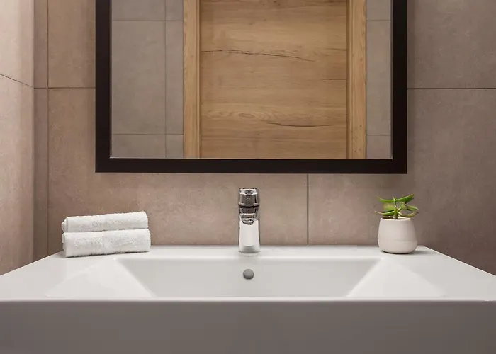 Azur By St 3* グジラ