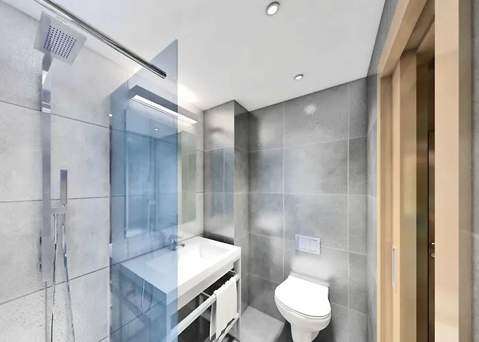 Azur By St グジラ